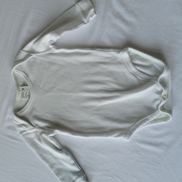 Bundle of 3 Uniqlo Baby Bodysuits - Picture 2 of 6